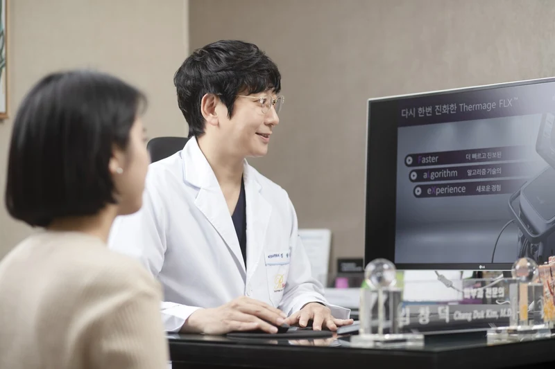범어로제피부과 환자와 마주 앉아 상담하는 원장님 모습