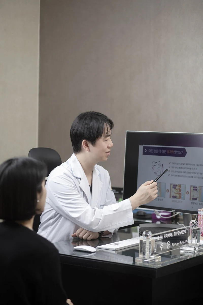 범어로제피부과 모니터를 가리키며 진료 내용을 설명하는 원장님 모습